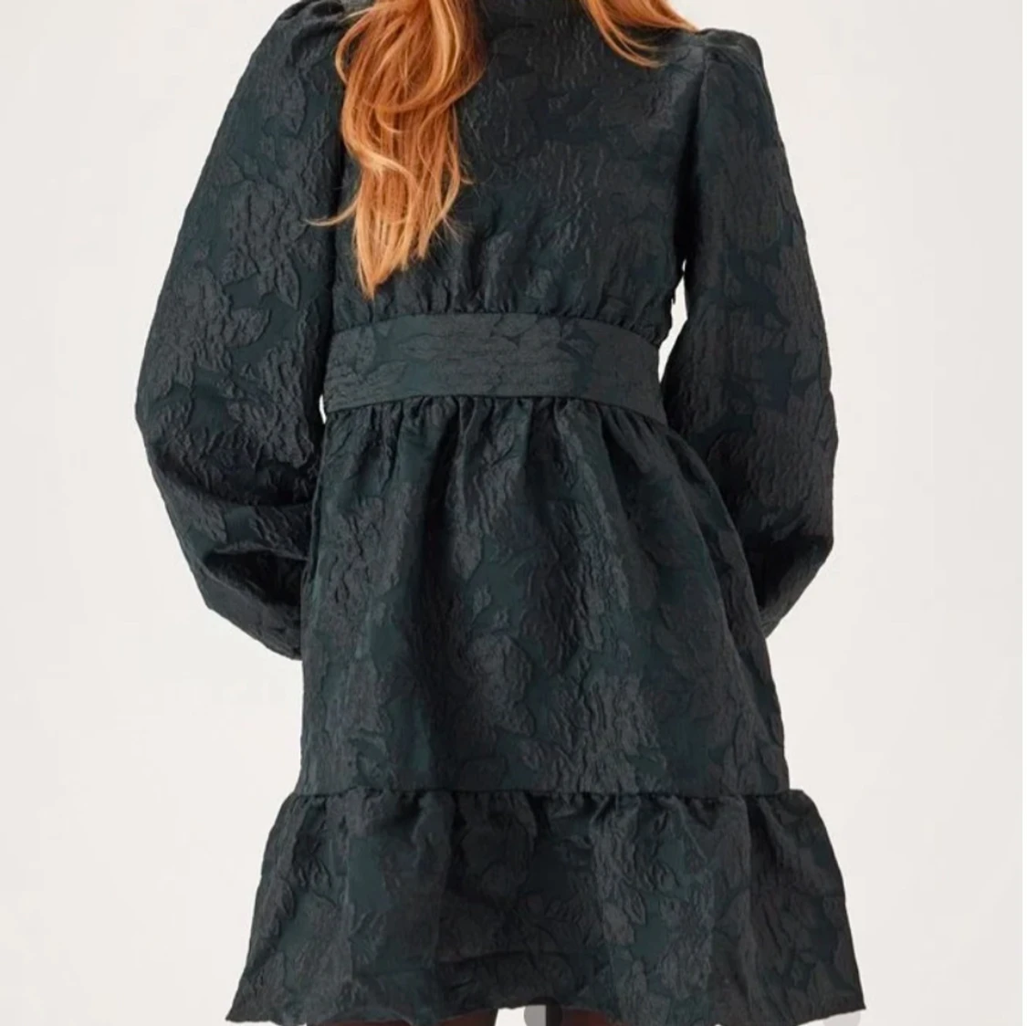 Mörkgrön klänning med volangdetaljer - 1