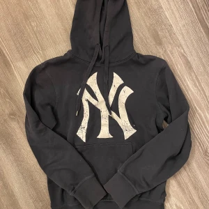 Yankees hoodie S - Snygg hoodie storlek S. Tyvärr ett litet hål i armhålan.