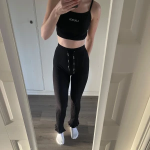 Mjukis set från Lounge - Säljer en svart ribbad linnetopp med smala axelband och matchande byxor från Lounge. Settet är i bra men använt skick