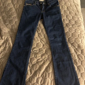 Lågmidjade bootcut jeans - Jätte fina mörkblåa lågmidjade bootcut jeans från peachi jeans. Midjemått - 35 cm. Innebenslängd - 75 cm