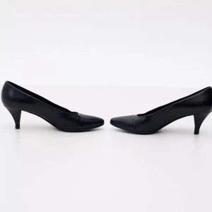 Vintage Prada pumps - Vintage prada pumps i storlek 36,5. Svart läder med en elegant spetsig tå. Klackhöjden är ca 5 cm.   Skorna är i fint skick och nyligen inlämnade till skomakare för upputsning👌🏼  Kan postas eller hämtas i Göteborg!  Hälsningar//  Ludvig  #90s#00s#y2k