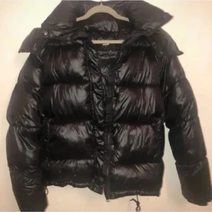 Svart pufferjacka - Snygg svart pufferjacka med luva.  Jackan är från bikbok och säljer den eftersom den inte längre kommer till användning. Skriv för mer bilder 🩷