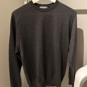 Canali finstickad tröja - Canali finstickad tröja i stl 48. Sitter som stl Small. Är 177cm och väger 66kg. 