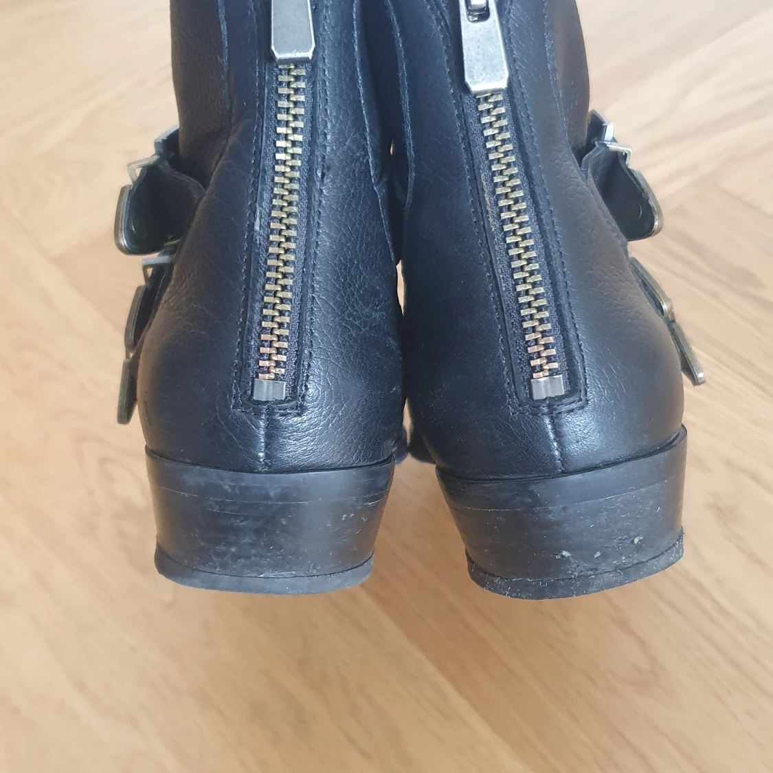 Svarta boots med spännen från &Other Stories - 93