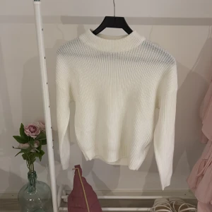 Vit stickad tröja - Mysig vit stickad tröja med rund hals och långa ärmar. Är en väldigt enkelt tröja att styla med!💓 Är i storlek S och är aldrig använd!