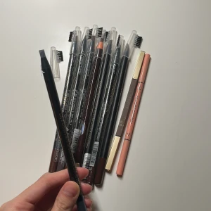 Ögonbrynspennor och ögonbrynsgel - Samling av ögonbrynspennor i nyanserna mörkbrun, svart och grå. Alla har borste för enkel applicering och styling. Pris: 30 kr/st, eller 25 kr/st vid köp av 10 st.