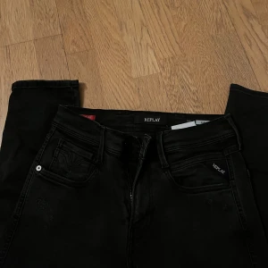 Replay anbass hyperflex jeans! - Snygga svarta jeans från Replay med slitna detaljer. Bra skick på jeansen och dom är i storlek 28/32 i slimfit! 