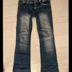 Lågmidjade jeans  - Snygga utsvängda  vintage jeans!! Finns en fläck på baksidan 
