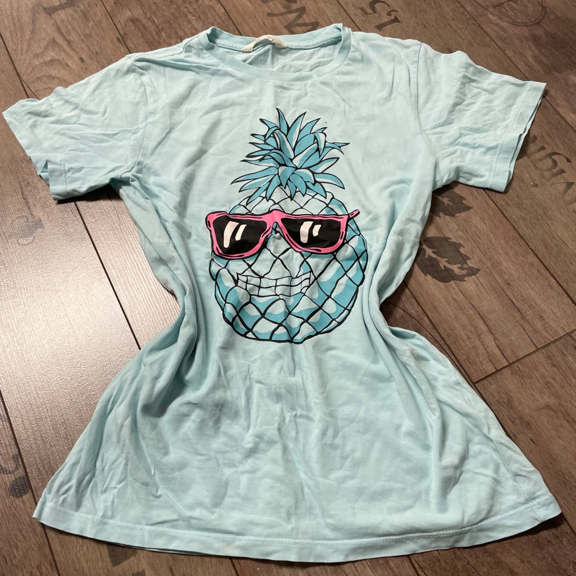 Ljusblå t-shirt med ananastryck från H&M