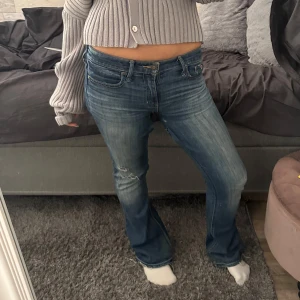 Lågmidjade jeans - Säljer mina älskade jeans 💞💞💘 midjemått 37 rakt över , innerbenslängd ca 77 😊