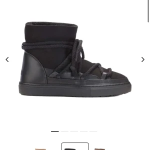 Inuikii - Snygga svarta boots med unik snörning och hög ankel. Perfekta för en stilren look. Tillverkade i skinn och syntetmaterial för en modern känsla.