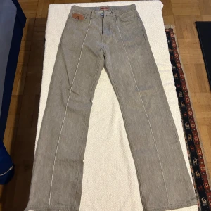 Corteiz jeans - S - Grå - Sällsynta gråa Corteiz jeans, högt efterfrågade och mycket snygga.  Storlek: S (W:30)