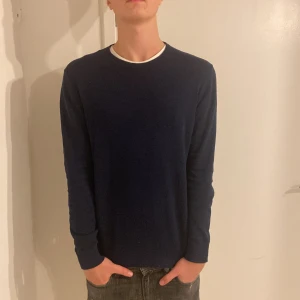 Mörkblå tröja från Jack & Jones - Säljer en stilren navy blue tröja från Jack & Jones. Tröjan har en klassisk rund halsringning och långa ärmar, perfekt för en avslappnad look. Passar bra till jeans och feta sneakers.