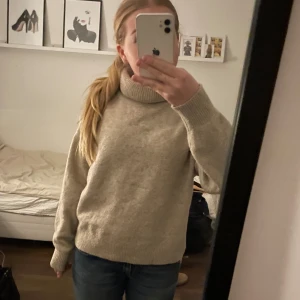 Beige stickad polotröja - Mysig beige stickad polotröja från HM🥰