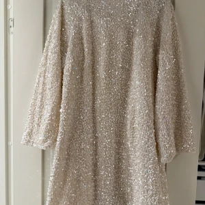 Viral klänning - En ny klänning ifrån HM som är rätt poppis.  Använd en gång då jag hade den på ett speciellt tillfälle. Inköpt för en månad sedan. Passar perfekt till jul eller nyår!  Nypris 399kr