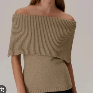 Beige offshoulder topp Adoore - Snygg beige offshoulder topp med ribbad design. Perfekt för en stilren look, denna topp är både chic och bekväm. Passar utmärkt till både jeans och kjol.