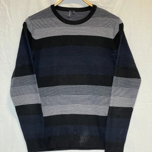 Randig tröja från Hampton Republic - Snygg randig tröja från Hampton Republic i svart och grått. Storleken är M