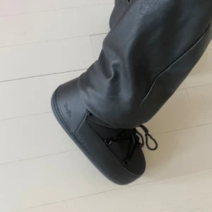 Inukii/moonboots liknande skor - Snygga boots som tyvärr är i fel skostorlek för mig💞aldrig använt de utomhus och är i nyskick❣️nypris är 700 och de är köpta från Jackie😍det står storlek 39/40 på de, men jag skulle mer säga 38/39