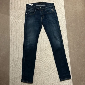 Mörkblå jeans från Replay - Snygga mörkblå jeans från Replay i modellen Anbass. De har en slim fit passform och är tillverkade i ett stretchigt material för extra komfort. Perfekta för en stilren look. Pris kan diskuteras!!