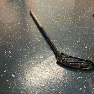 Innebandy klubba ”Zone” - Innebandy klubba zone. Rightare. Bra hook passar alla. Köpte den ny pris 1400kr de är en KH Linda som är bättre än den som kommer grattis.