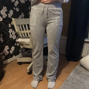 Gråa Juicy couture - Säljer mina Juicy couture i storlek M, använda en gång och vill bara få dom sålda så ligger ute för 500kr.