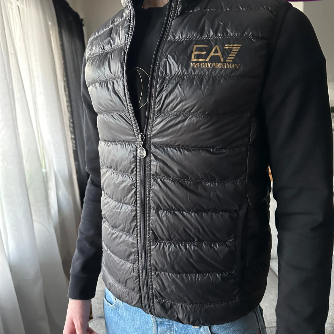 Svart dunväst från Emporio Armani