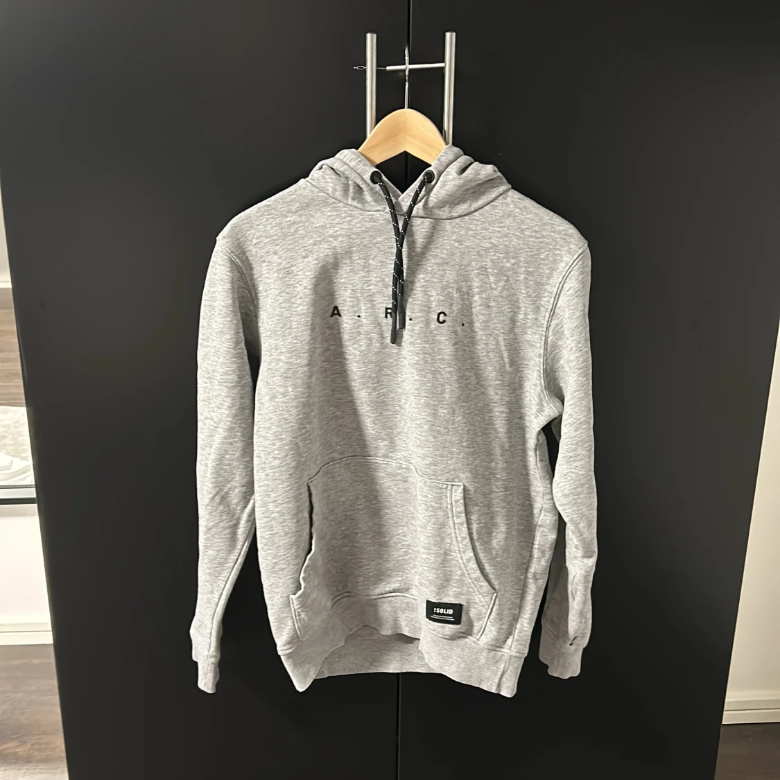 Grå hoodie från !Solid