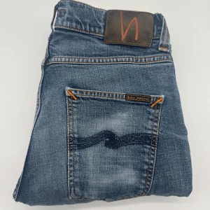 NUDIE JEANS - - Nudie jeans modell: Lean Dean - Storlek W30/L32 - Nypris runt 1600kr - Kontakta för fler frågor eller funderingar // Deluxecloset