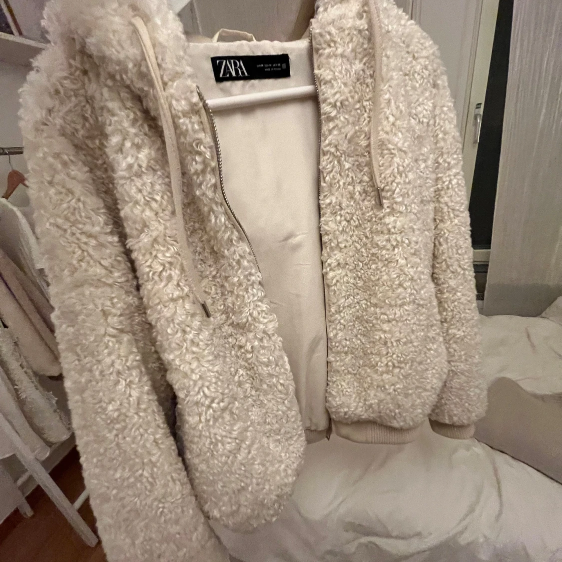 Beige teddyjacka från Zara - 92