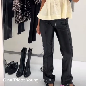 Svarta skinnbyxor från Gina Tricot - Super snygga skinn byxor från Gina trixar, kopior till dom slutsålda från Newyorker☺️🩷Storlek 170 men passar både XS/S, helt nya då jag köpte 2 storlekar