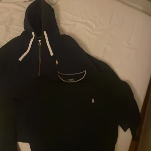 Svart hoodie och tröja från Ralph Lauren - Säljer en mörkblå hoodie och en svart sweatshirt.