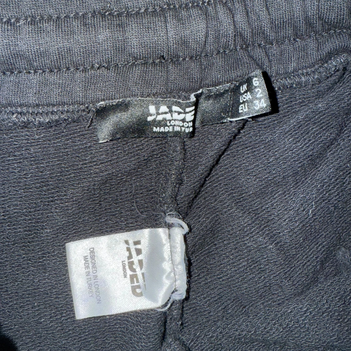 Svarta mjukisbyxor med grönt mönster från Jaded LDN - 93