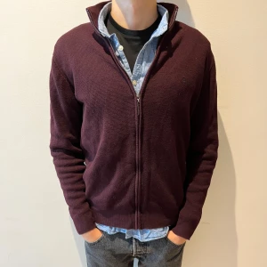 Vinröd halt zip - Mycket bra skick, perfekt över skjorta eller liknande.