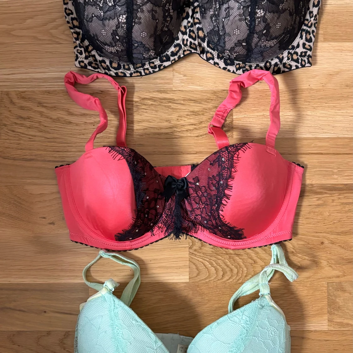 Tre olika bh:ar med spetsdetaljer - 90