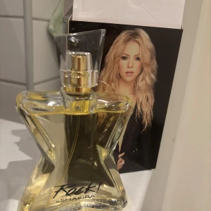 Helt ny parfym Shakira Rock 80 ml - Kommer med förpackning. 80 ml och endast provsprejad ett par ggr. Luktar gott; varmt och fräscht, men passar inte mig. 