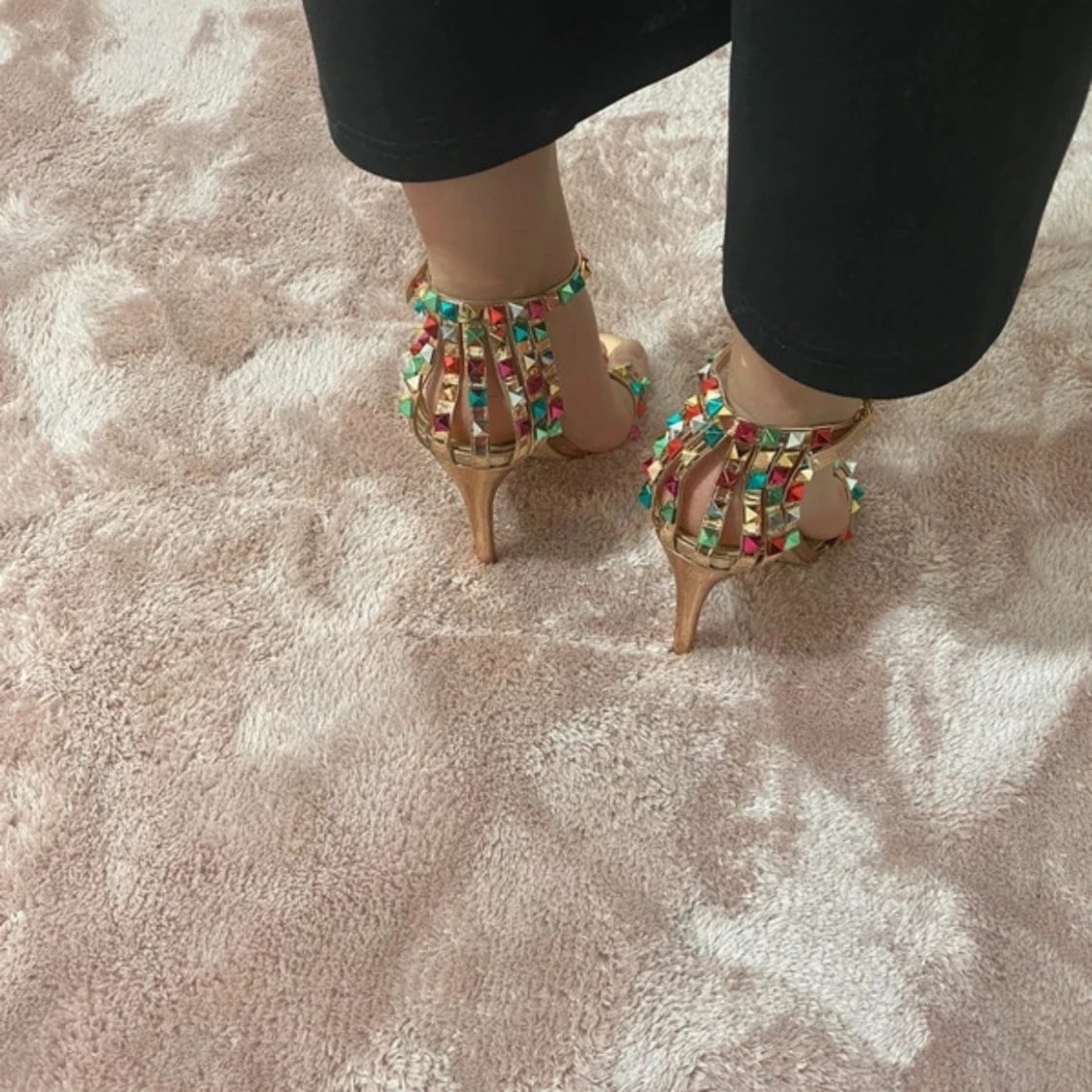 Färgglada klackskor med nitar - 90