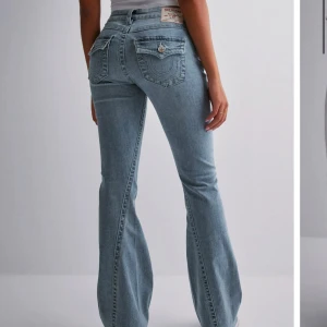 True religion jeans!!  - Snygga true religion  jeans med broderade detaljer på bakfickorna. De har en bootcut-stil och är lågmidjade. Använda någon enstaka gång 💕