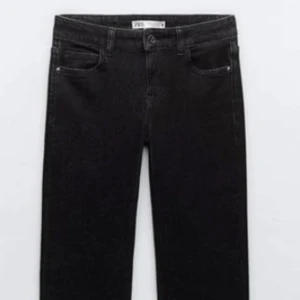 Svarta bootcut jeans från Zara - Hej, jag säljer nu även mina svarta Zara jeans. De är använda ett par gånger men fortfarande i nyskick och inga tecken på användning. Jag har älskat dem men nu ligger de bara i garderoben så därför säljer jag dem. Nytt pris 499kr mitt pris 299kr
