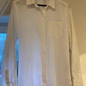 Vit linneskjorta- H&M  - Vit linneskjorta köpt från H&M. Den har använts ca 3 gånger och är i väldigt bra skick. Skönt material som passar perfekt till våren och sommaren💗