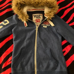 Superdry Huvtröja - Säljer då den inte kommer till användning längre, lite skada på texten (visas på bilderna) men inget man tänker på. 