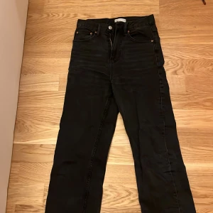 Svarta jeansbyxor - Snygga svarta jeansbyxor med hög midja och klassisk femficksdesign. Perfekta för en stilren look. Passar till både vardag och mer uppklädda tillfällen.