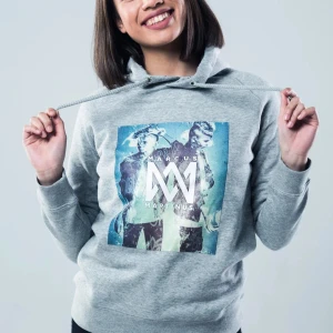 Marcus Martinus - Säljer denna slutsålda bae hoodien från mmstore i stl M. Nypris är 45 euro vilket motsvarar 510 kr💞