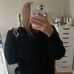 Svart stickad hoodie  - Från åhlens, helt ny