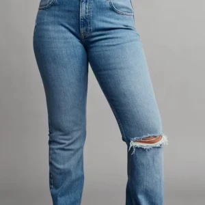 Blå jeans med slitningar - Snygga blå jeans med låg midja och slitningar på knäna. Kan frakta men även mötas upp i Stockholm. Köpta på Gina för 500kr.