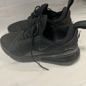 Nike air Max 270’s - Säljer dessa snygga Nike air Max 270s, skorna är i väldigt bra skick då de inte har används så mycket. Om ni har frågor eller funderingar tveka ej på att skriva till mig. Pris kan alltid diskuteras!!😄