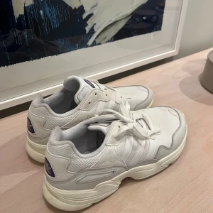 Vita sneakers från Adidas - Snygga vita sneakers från Adidas! Använts ett fåtal gånger, men är i väldigt bra skick 