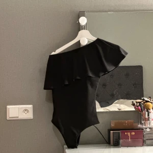 Body med volang - Från Nelly. Mycket fint skick! 