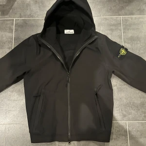 Stone island jacka - Säljer nu denna riktigt schyssta Stone island jackan med modellen soft Sheel R. Det är en jacka med flecce inuti vilket gör den lite varmare. Funkar perfekt på höst och vår för att hålla värmen! Med mera frågor så är det bara att skriva!🤝