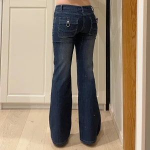 Mid/low waist bootcut jeans🤩 - Midja 38 cm rakt över plus stretch, gren 22 cm och innerben 78 cm💕märkta XL men uppskattar till S-M. Jae 169 o xs-s men håller in i midjan på bilderna