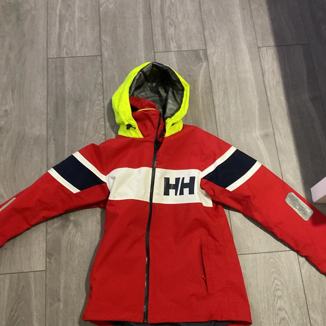 Röd jacka från Helly Hansen salt 2
